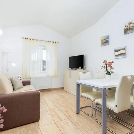 Apartment Nina 1 *